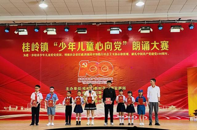 《黯宇星河》讲述人类与机器人、外星人的冲突故事